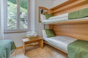 1 Schlafzimmer mit 2 Etagenbetten und einem Fenster in der Unterkunft Albergo Alla Costa in Ledro
