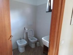 a small bathroom with a toilet and a sink at #bordigona in Carrodano Inferiore