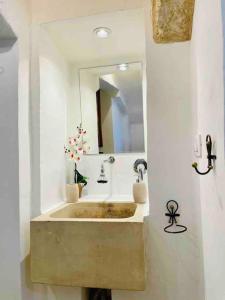 y baño con bañera y espejo grande. en Gentile Cottege, en Matino