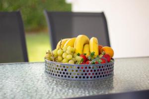 a bowl of fruit sitting on a table at Potamos Studios by GERANI in Órmos