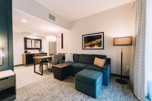 Area tempat duduk di Embassy Suites By Hilton Gatlinburg Resort