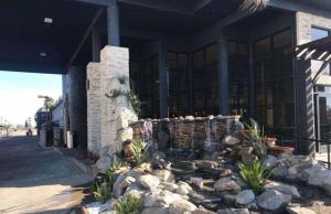 ein Gebäude mit einem Kamin davor in der Unterkunft Country Inn & Suites by Radisson, Bakersfield, CA in Bakersfield