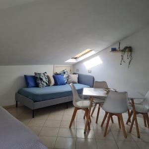 sala de estar con sofá azul y mesa en Gate 25 en San Giovanni Teatino