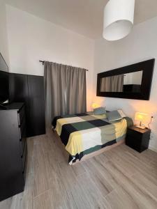 A bed or beds in a room at Estepona - Playa - 1 dormitorio con terraza Pi42