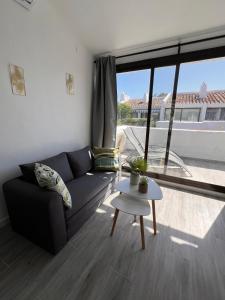 A seating area at Estepona - Playa - 1 dormitorio con terraza Pi42