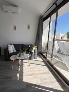 A seating area at Estepona - Playa - 1 dormitorio con terraza Pi42