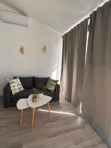 A seating area at Estepona - Playa - 1 dormitorio con terraza Pi42