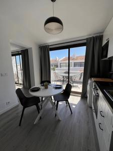 A kitchen or kitchenette at Estepona - Playa - 1 dormitorio con terraza Pi42