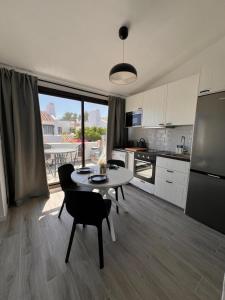 A kitchen or kitchenette at Estepona - Playa - 1 dormitorio con terraza Pi42