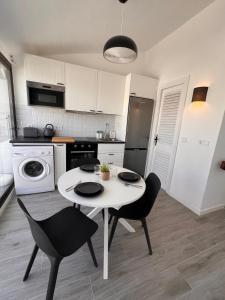 A kitchen or kitchenette at Estepona - Playa - 1 dormitorio con terraza Pi42