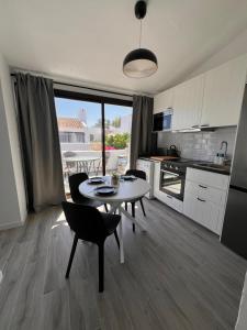 A kitchen or kitchenette at Estepona - Playa - 1 dormitorio con terraza Pi42