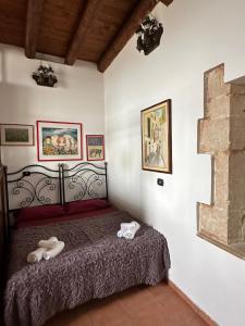 une chambre avec un lit avec deux serviettes dessus dans l'établissement Terrace on the sea, à Syracuse