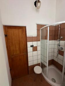 une salle de bain avec douche et WC et une porte vitrée dans l'établissement Terrace on the sea, à Syracuse 27 autres photos