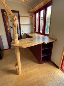 a table made out of a tree trunk in a kitchen at Schäferwagen Tiny House auf dem Friesenhof in Pellworm