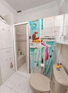un bagno con doccia e WC di Acogedor apartamento junto al mar a Puertito de Güímar Altre 4 foto