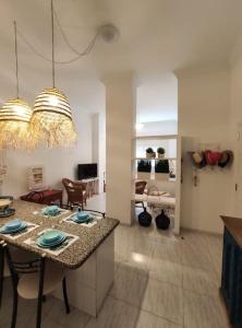 una cucina e un soggiorno con tavolo e sedie di Acogedor apartamento junto al mar a Puertito de Güímar