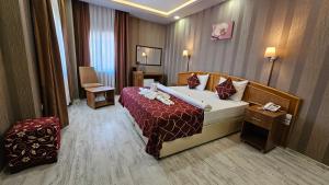a hotel room with a bed and a chair at POINTBREAK OTEL in Degirmen
