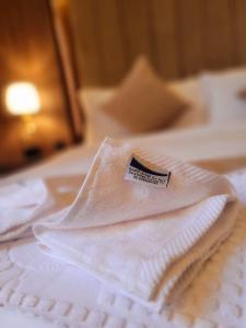 Un pat sau paturi într-o cameră la قصر القبة للأجنحة الفندقية Qasr Al Qobba Hotel Suites