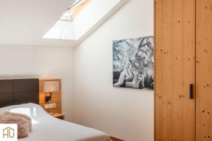 sypialnia z łóżkiem i obrazem na ścianie w obiekcie Haus Percha Mountain Apartments w mieście Percha