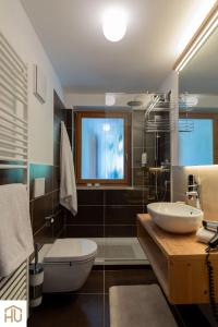 łazienka z umywalką, toaletą i lustrem w obiekcie Haus Percha Mountain Apartments w mieście Percha +37 zdjęć