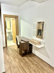 Cette chambre blanche dispose d'un bureau et d'une chaise. dans l'établissement Prodige meublées, à Abidjan