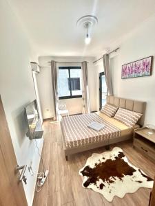 un salon avec un lit et une table dans l'établissement Prodige meublées, à Abidjan