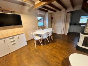 Kuchnia lub aneks kuchenny w obiekcie Domki i Apartamenty Wieleń