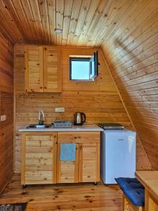 Kuchyň nebo kuchyňský kout v ubytování Cozy Cottages