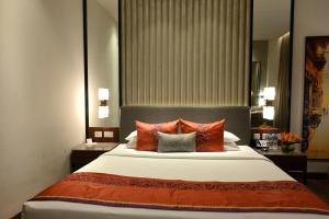 A bed or beds in a room at Vivanta Kolkata EM Bypass