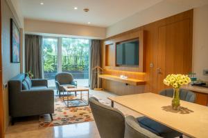 Posezení v ubytování Courtyard by Marriott Nashik