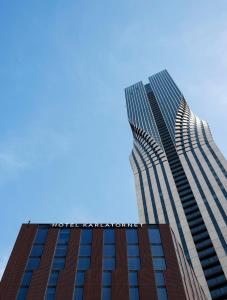een hoog gebouw dat naar de hemel kijkt bij Clarion Hotel Karlatornet in Göteborg