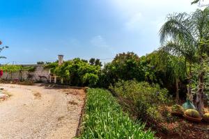 a dirt road next to a house with trees at Appartamento di Stefy by BarbarHouse in Torre Lapillo