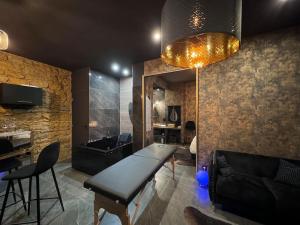 un salon avec une table et un canapé dans l'établissement love Room claire 1, à Lyon 8 autres photos