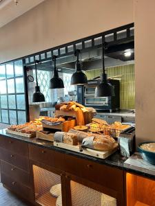 una cucina con bancone con molti tipi diversi di pane di Hotel Giò; BW Signature Collection a Solna