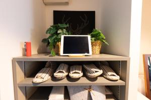 TV a/nebo společenská místnost v ubytování TRIP PERCH 30m2 最大5名 上北沢駅から徒歩6分 新宿から直通 デザイナー監修