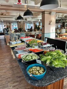 een buffet lijn met veel verschillende soorten eten bij Hotel Giò; BW Signature Collection in Solna