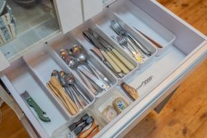 eine Schublade mit Geschirr in einem Kühlschrank in der Unterkunft 木の家ゲストハウス in Mito