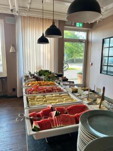 una linea a buffet con molti tipi di cibo diversi di Hotel Giò; BW Signature Collection a Solna