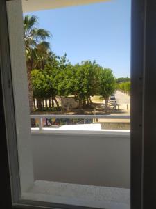 una finestra aperta con vista su un parco di Suite en 1a línea de Playa con piscina a 20 minutos de Barcelona a Premiá de Mar