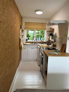 Dapur atau dapur kecil di Kingfisher, Moor and Sea Holidays, a beautiful space overlooking Exmoor
