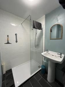 Bilik mandi di Kingfisher, Moor and Sea Holidays, a beautiful space overlooking Exmoor +18 gambar