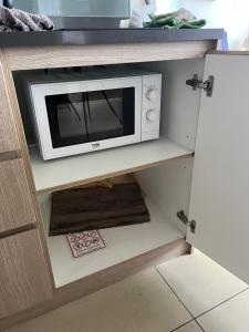 een magnetron op een plank in een keuken bij 2 Bedrooms sea view condo in Pattaya South