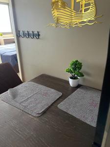 een tafel met twee matten erop met een plant erop bij 2 Bedrooms sea view condo in Pattaya South +10 foto's