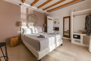 1 dormitorio con 1 cama blanca grande en una habitación en Naxos Finest Hotel & Villas en Naxos
