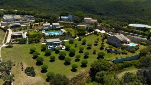 z góry widok na dom z ogródkiem w obiekcie U San Daniellu villas et chambres w mieście Farinole