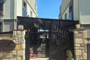 a black gate in front of a building at Lacasita Urla in Urla
