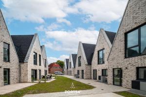 eine Reihe von Backsteingebäuden mit einem Fahrrad im Innenhof in der Unterkunft Ferienwohnung Inselfeeling Fehmarn in Fehmarn