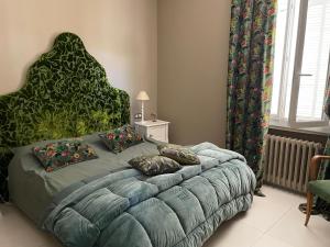 Un dormitorio con una cama grande con un cabecero grande. en Chez nicole, en Cannes