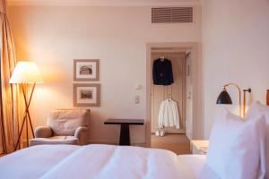 Postel nebo postele na pokoji v ubytování Parkhotel Quellenhof Aachen
