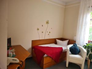 Ένα ή περισσότερα κρεβάτια σε δωμάτιο στο Logis Hotel Stadt Neustadt